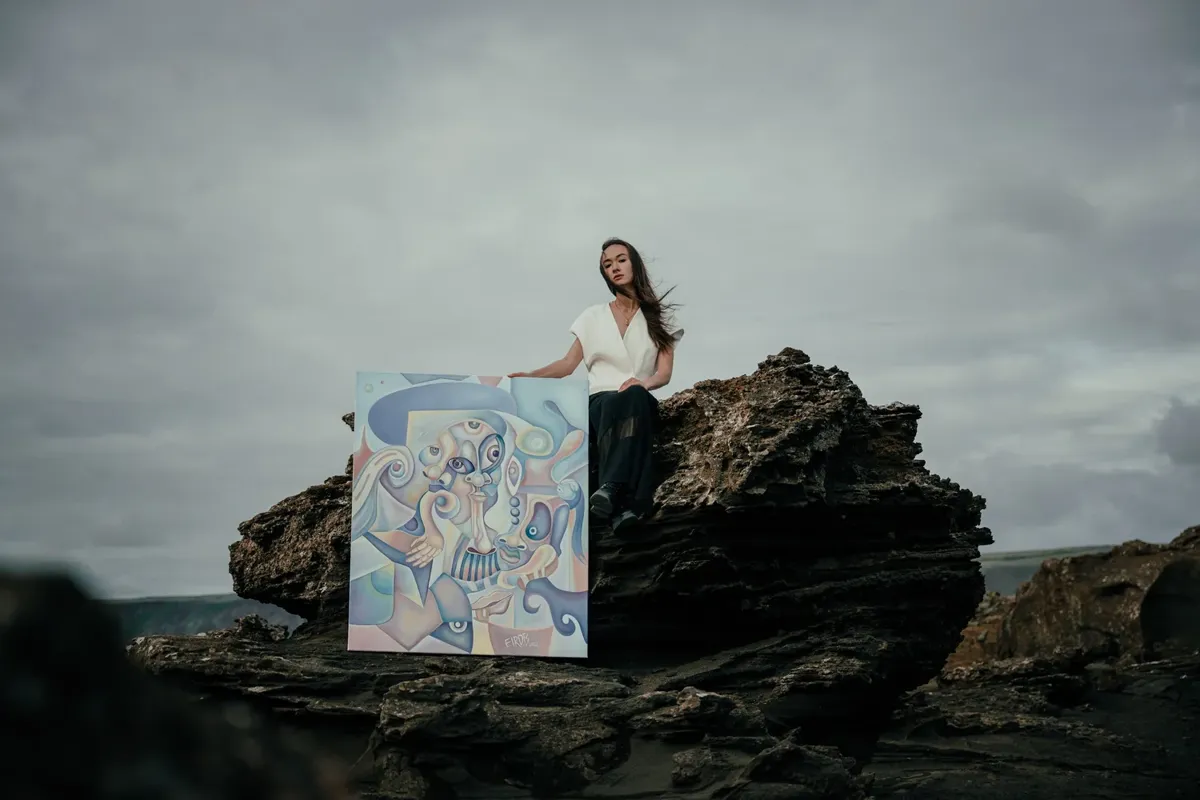 Eirdís Ragnarsdóttir with a painting on the Icelandic coast